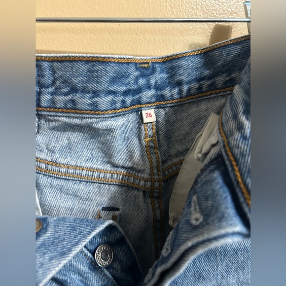 Levi’s High Rise Shorts - Picture 2 of 4